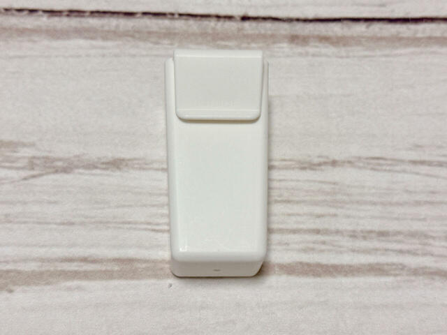 背面にクリップ付きで、冷蔵庫のドアポケットの縁に取り付け可能