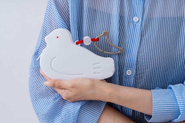 「はとっこ」＜価格：1,500円（税込）＞【これは魅力の限定商品！鳩サブレーを連れて歩けるシリコンポーチ「はとっこ」が、2026年8月10日より販売スタート！】