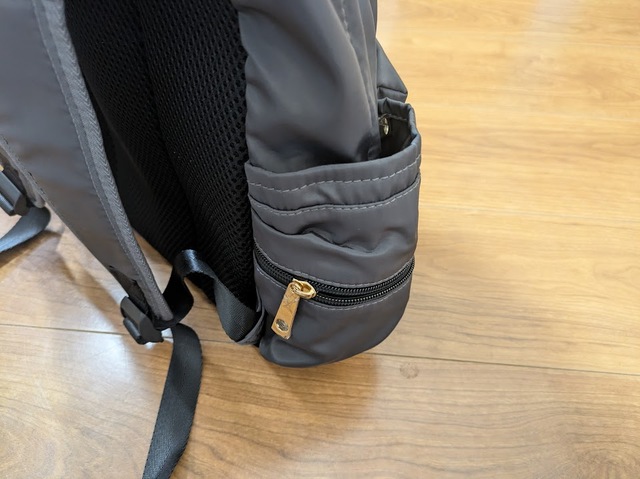 【coca ママリュック】両サイドのポケットは外側にファスナー付きの小さいポケットがあり、小物の収納にぴったり！