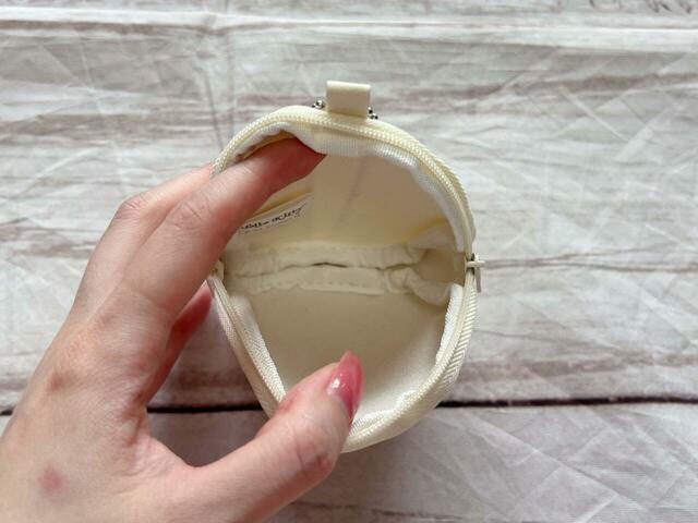 内側はポケットや仕切りなどがないシンプルな作り