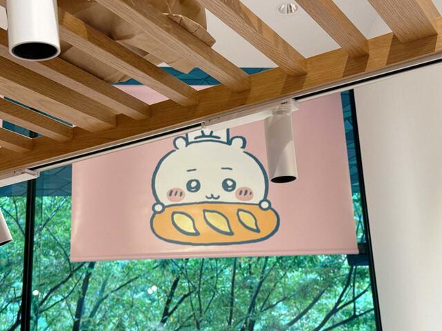 パンのオーダーコーナーの頭上にも注目!パン屋さんになったちいかわ♪