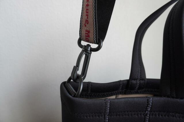 ストラップは簡単に取り外しできる
