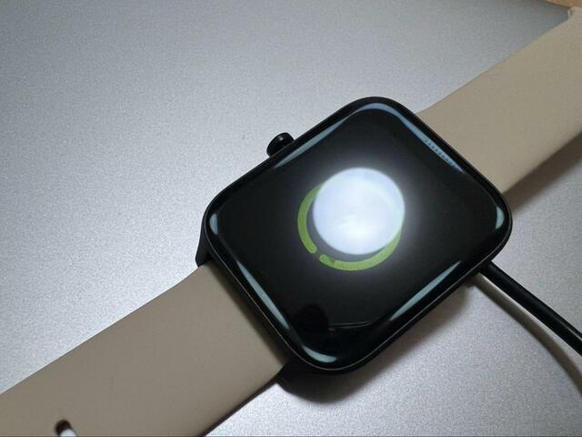 【3COINS デバイスバンド】充電を始めるとまずは真ん中に緑の円が現れる