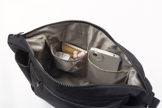 【『東武トップツアーズが考えた　旅に出たくなる機能派ショルダーバッグBOOK』（宝島社）】開口部がガバッと開くので中身を取り出しやすいのもうれしい