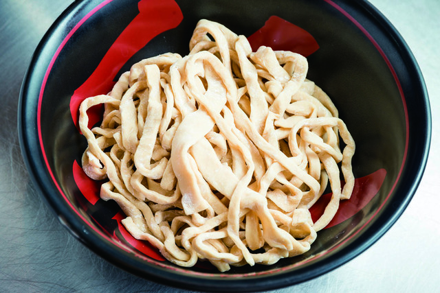 麺創研 紅 国分寺店　極太乱切り麺が辛みそとよく絡み、箸が止まらない旨さ。