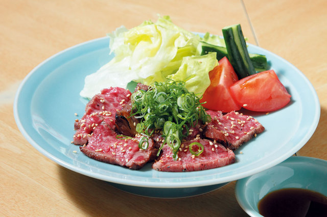 【三宮】あごだし 和牛すき鍋 かのう屋　和牛たたき　970円