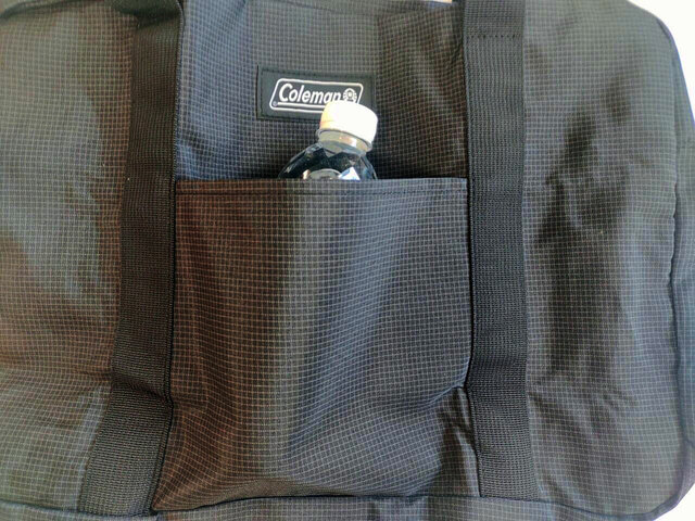 携帯や500mlペットボトルなどが入るフロントポケットつき