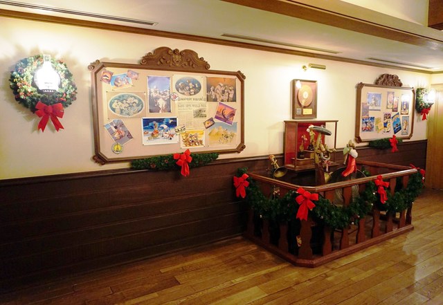 ワールドツアーの様子を伝える掲示板