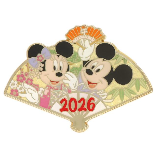 ピンバッジ 1,400円｜東京ディズニーリゾートお正月グッズ｜販売店舗：東京ディズニーランド「グランドエンポーリアム」、東京ディズニーシー「エンポーリオ」｜発売日：2025年12月1日（月）