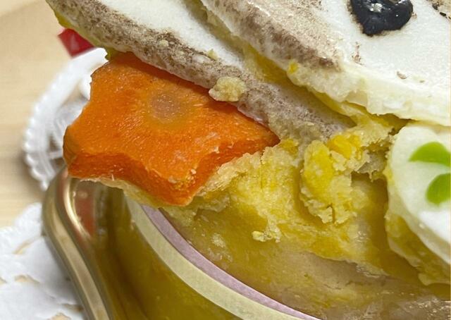 【Dog Lab Bubbie Boo 似顔絵ケーキ】季節の野菜がたっぷり入っています