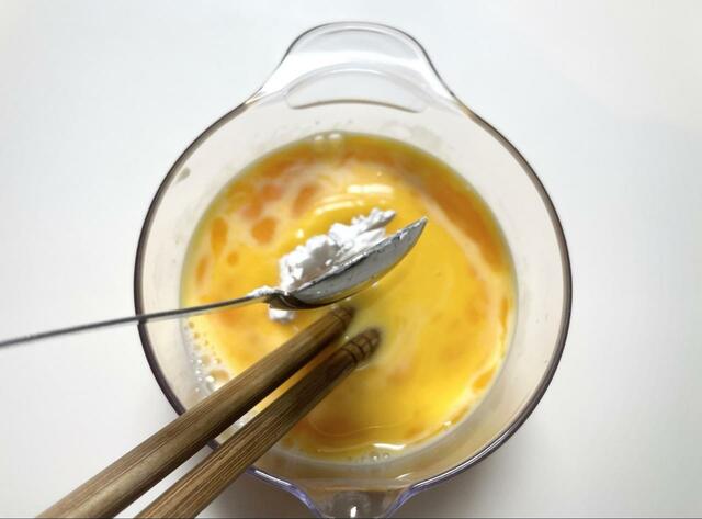 【玉三 コーンスターチ】卵液にコーンスターチを混ぜます