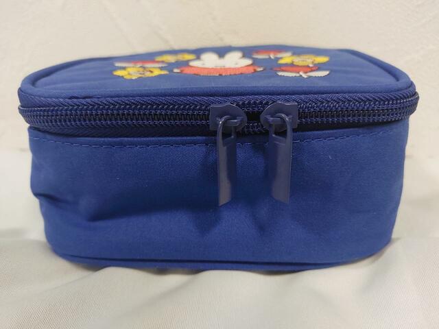 ポーチはダブルファスナー式