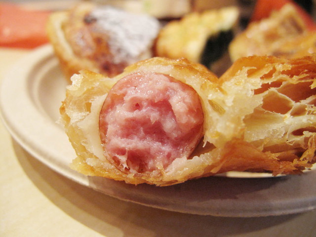 「パイフェイス」日本上陸!/あらびきソーセージロール・390円(税抜) 断面から肉汁が溢れ出します