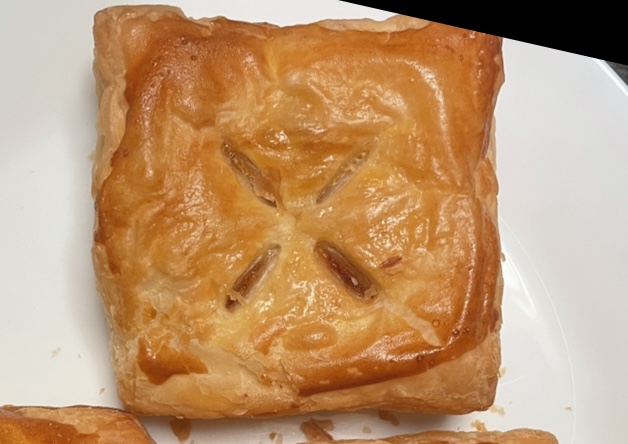 【ミスタードーナツ　チーズとチキンのトマト煮パイ】トマトの酸味とチーズのコッテリさは相性抜群です