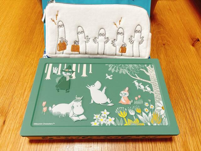 【ムーミン×メリーチョコレート ムーミンたちと穏やかな森アソートチョコレート・旅するニョロニョロ ポーチ】落ち着いたカラーで飾っておきたくなる「ムーミンたちと穏やかな森」のパッケージとニョロニョロポーチ！