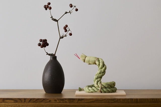 【中川政七商店】「干支の勝わら細工 巳」6,050円/長野県の「わらむ」と作った、五穀豊穣や金運上昇を象徴する干支・ヘビのお飾り