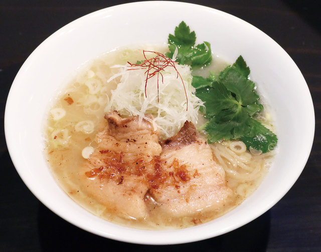 XO醤薫イベリコ豚の玄瑛流ラーメン 920円　麺劇場 玄瑛 六本木店