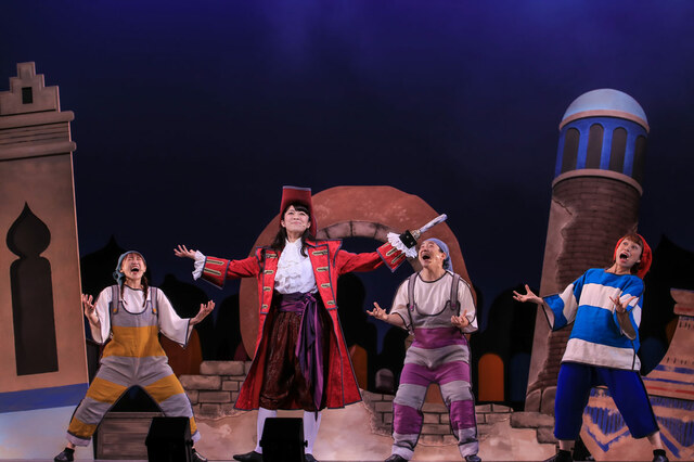 公演の模様【世界迷作劇場 2023〜24】撮影：吉田実希