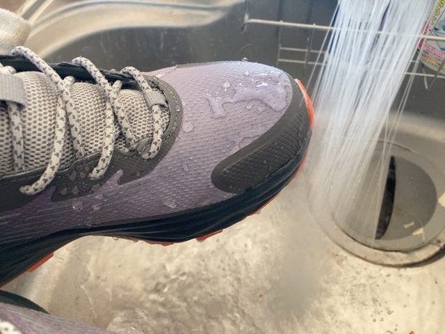 【ワークマン　トレックシューズアジム】表面には耐久撥水加工が施されているので、雨の日も安心！