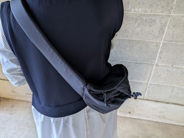 【GU　スリングショルダーバッグ】長めに提げるとヒップバッグのような使い方もできます