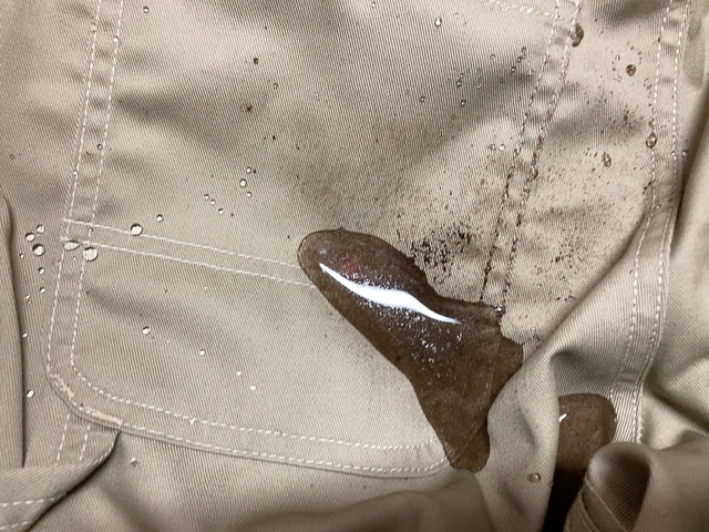 【ワークマン 超撥水チノペインターカーゴパンツ】土や泥も水でさっと落ちちゃう。水に汚れが溶け出し、生地に染み込まない