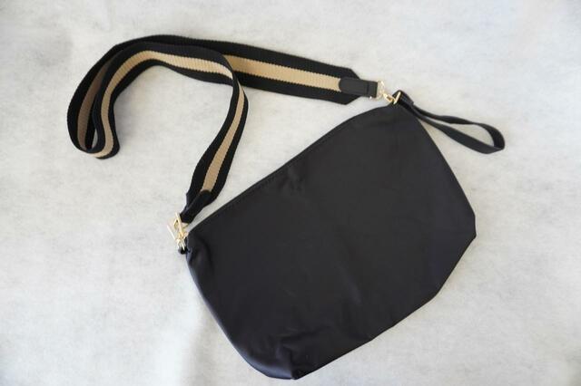 【軽量版！365日使えるエブリデイバッグBOOK by地曳いく子】ストラップをつけてポシェットにしても