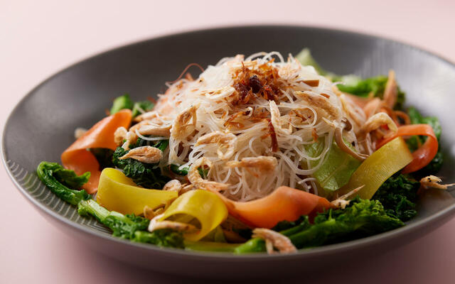 「桜海老XO醤ビーフン」<期間:2026年3月1日〜4月30日>【浅草で多彩なメニューをブッフェで楽しむ!「牛ロースのグリル」や「ラム肉のグリル」などの約100種の料理が食べ放題!】