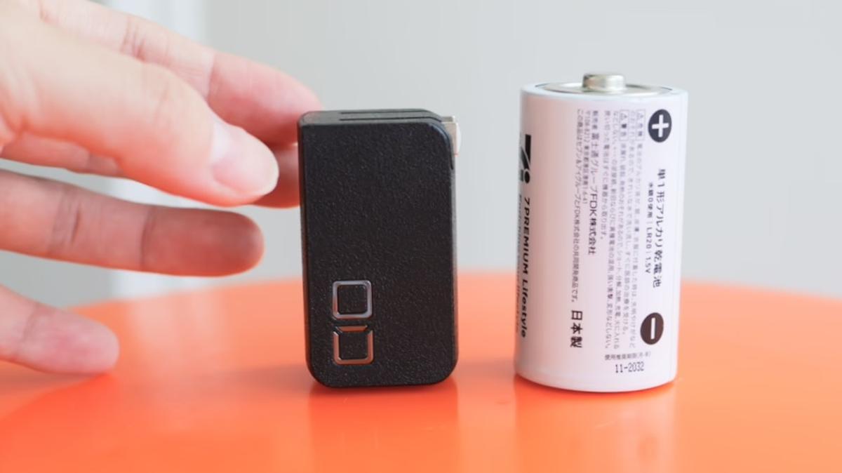 CIOの単1乾電池より小さい充電器。「隣のコンセント使えなくなる」問題