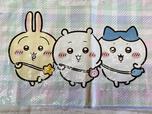 フロントには、ちいかわ、ハチワレ、うさぎの3人のイラストプリント入り。アニメのイラストが採用されており、3人そろってポシェットを下げた姿がなんとも愛らしいデザイン♪