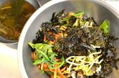 豆モヤシ、ニラ、キムチ、ダイコン、海苔などがのった麦飯にコチュジャン系ソースをかけて混ぜて食べるのが韓国流