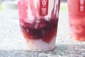 【ゴンチャ】「じゅわっと巨峰 ミルクティー（ICED）」にはナタデココをトッピング