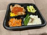 【成城石井 やまだ式ロカボBento チキンソテーとジェノベーゼペンネの洋風弁当】チキンソテーとリゾットの相性抜群！