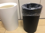 【カインズ 袋を丸ごと隠せるくず入れ 丸 6.7L ホワイト】袋を中箱に取りつけて外箱をかぶせます