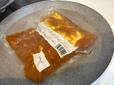 【ロピア お肉屋さんの牛肉カレー】パック全体が柔らかくなってきたらもうすぐ完成のサイン、13分じっくり湯煎することで旨みが全体にしっかり行き渡ります♪