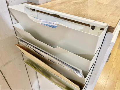 イケアの便利収納「壁掛け新聞ラック」で“大量の書類整理”に革命