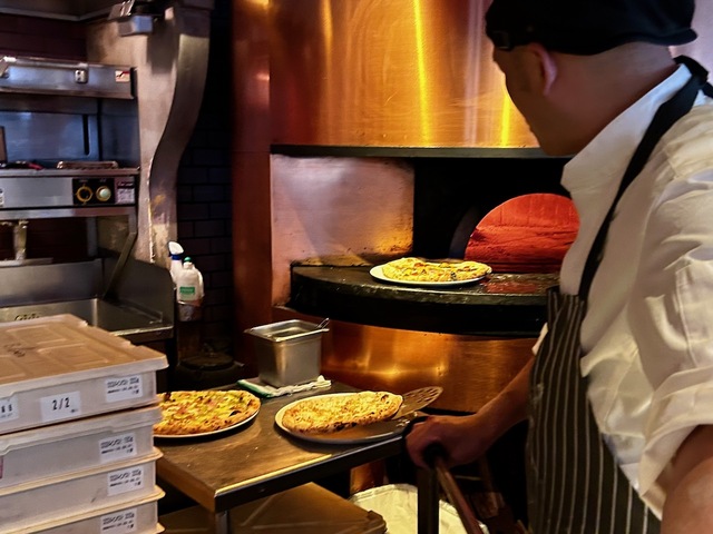 【ザ キッチン サルヴァトーレ クオモ銀座】焼けたピッツァを皿に移し、すぐにカウンターへ。焼きたてをいただけます