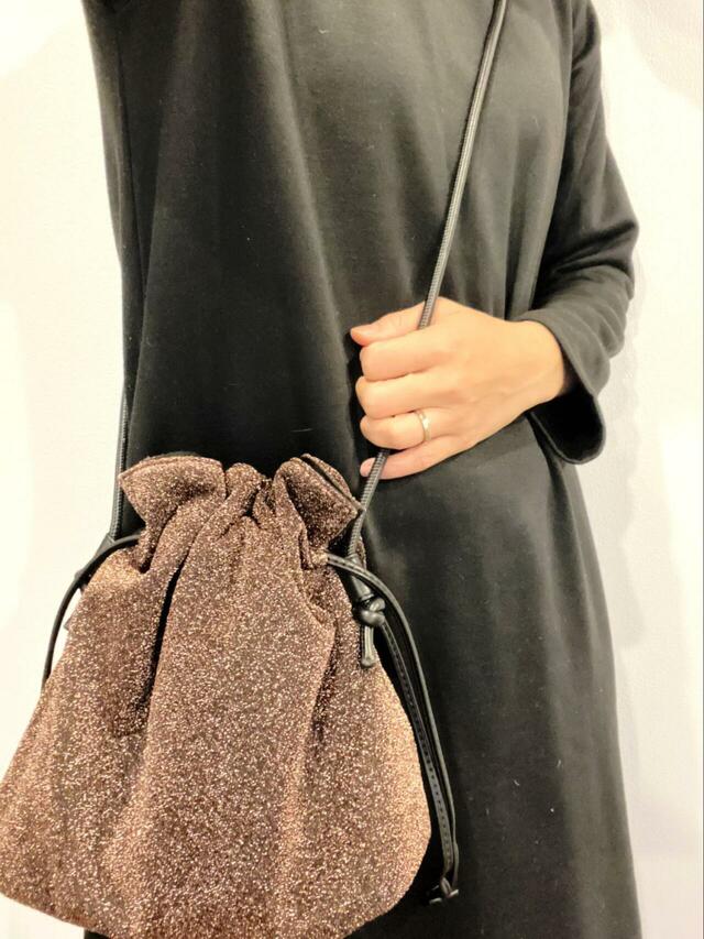 【ナノ・ユニバース ラメ巾着ショルダーバッグ】冬コーデのアクセントに◎
