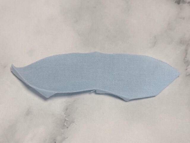 頭の模様は中央に軽く切り込みを入れ、縫い代を折ります