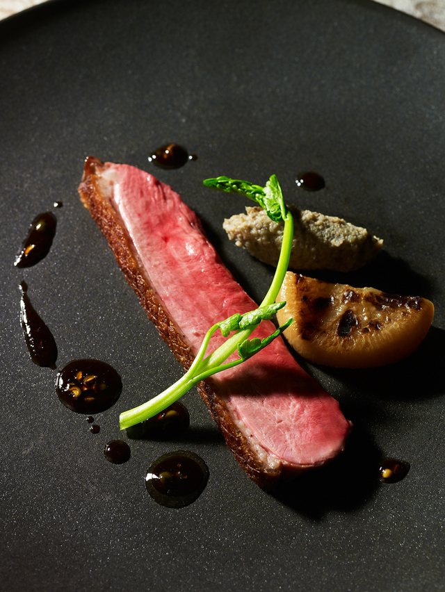 シャラン産鴨のローストとごぼう・大根のコンフィシャラン産鴨のローストとごぼう・大根のコンフィ