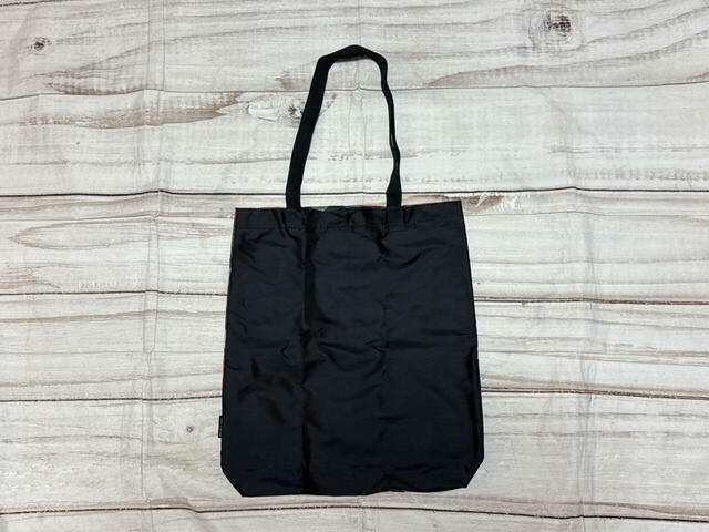 背面はブラックの無地でシックな印象！