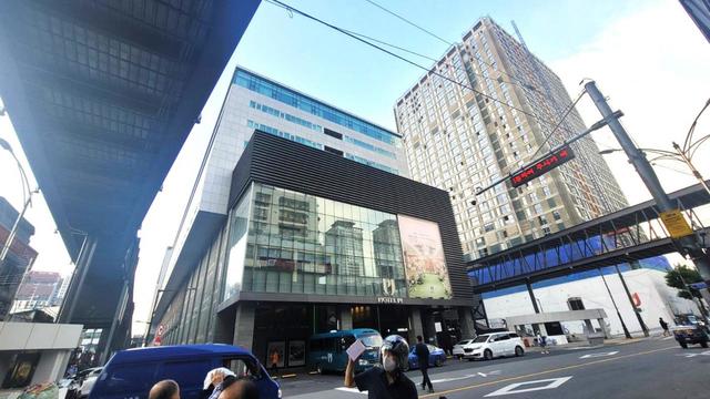 【気になる韓国、ソウルの今・忠武路】仁峴市場の北側入口を背にして右手を見ると、ホテルPJ（旧・プンジョンホテル）の玄関が見える。ホテルの両サイドを通っているのが世運商街を連結させた空中歩行路