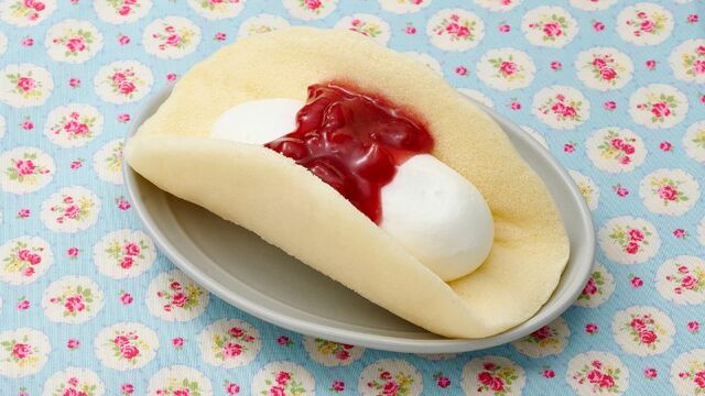  杏仁風味クリームオムレット　いちごソースがけ本体価格183円（税込198円）