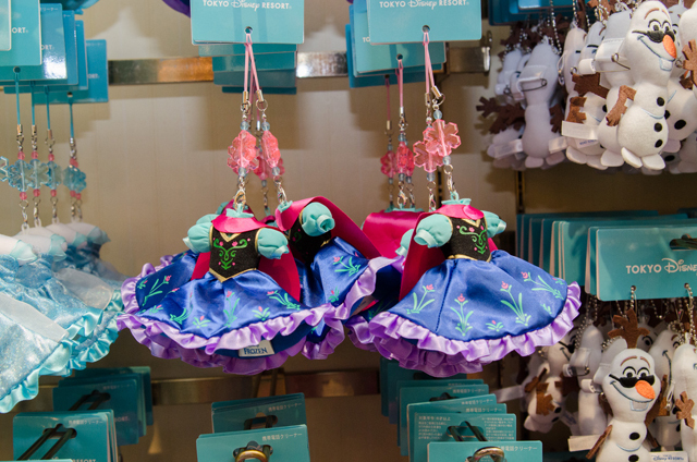 東京ディズニーランド（TDL）「アナとエルサのフローズンファンタジー」期間中に購入できる、映画『アナと雪の女王』関連グッズ ©Disney