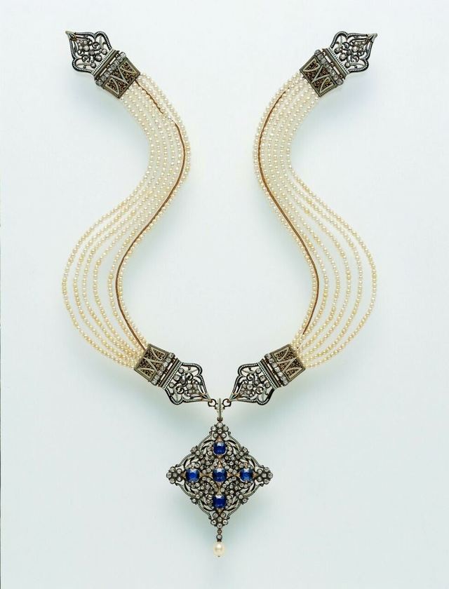 「エナメル＆サファイア、ダイヤモンドネックレス」1880年頃 イギリス　穐葉アンティークジュウリー美術館蔵