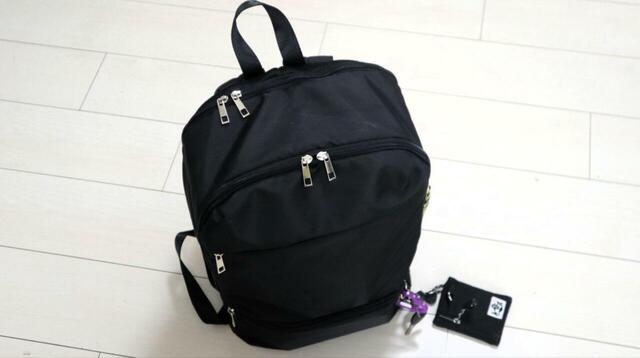 【Honeys 多収納スクエアリュック】容量は約22L。荷物を詰めると自立します。やや丸めのシルエットですが、ブラックなら男性にもおすすめです◎