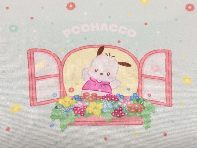 【ファミリーマートオリジナル サンリオキャラクターズ当りくじ】保冷バッグ：5等「保冷バッグ シナモロール」（ポチャッコ）窓からこんにちはをしているポチャッコのイラストプリント入り。おめめがキラキラしていて、かわいさがさらにアップ♪