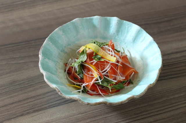 サーモンと茶葉のマリネ