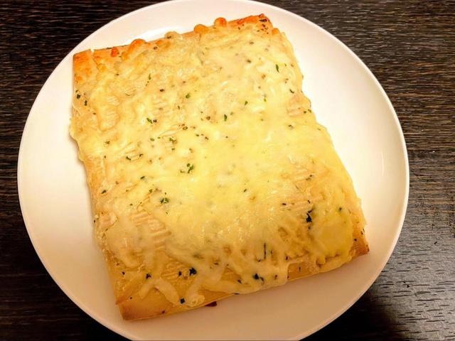 【シャトレーゼ　糖質88%カットのピザ 5種のチーズ】こしょう味が強めです