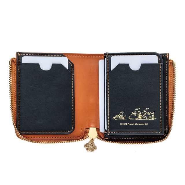 【『SNOOPY YEAR OF THE SNAKE COMPACT WALLET BOOK BROWN』(宝島社)】5つあるカードポケット