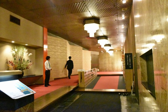 シャンデリアに金屏風、ドアマンもいます